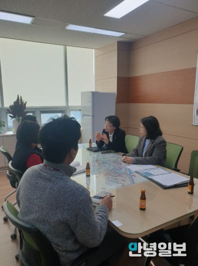 시 관계자가 고양교육지원청과 고등학생 원거리 통학 문제를 논의하고 있다.