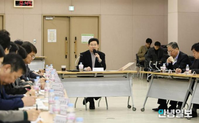 3일 수지구청에서 열린 현장 간부 공무원 회의에 참석한 이상일 시장이 발언하고 있다