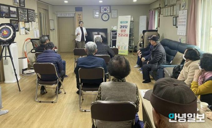 안산동 소재 경로당에서 '찾아가는 건강백세 경로당 방문건강교실'이 진행되고 있다.