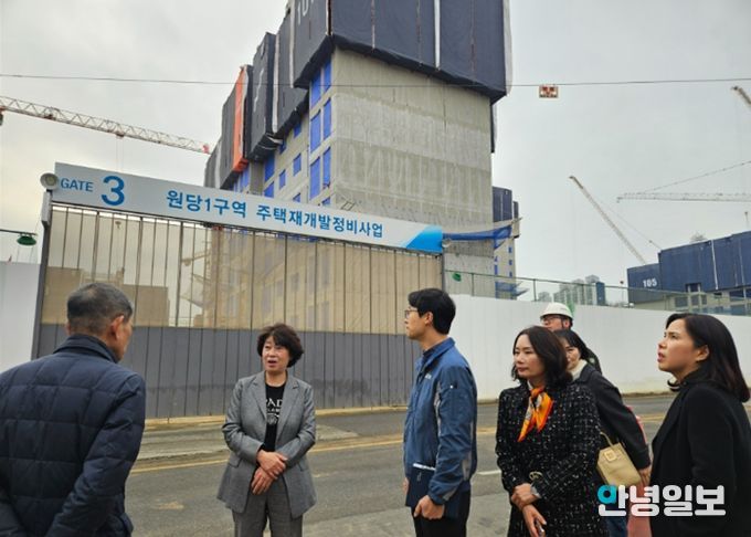 이현숙 고양교육지원청 교육장이 원당1구역 주택재개발조합 관계자와 함께 인근 통학로를 순회하며 공사현장을 점검하고 있다.