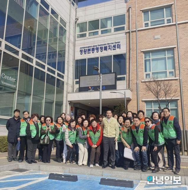 시흥시 정왕본동, 개학기 맞아 불법광고물 일제 정비