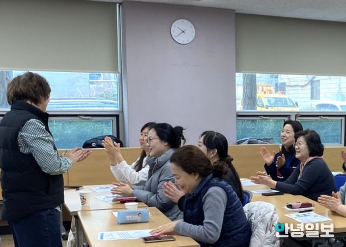 지난 11일 광명시여성비전센터에서 '창의융합수학&보드게임 과정'을 진행하고 있다.