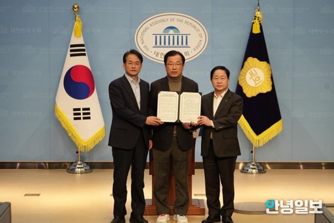 13일 (가운데)이현재 하남시장, (좌)이동환 고양특례시장, (우)주광덕 남양주시장이 국회를 방문하여 신도시 광역교통 문제 해결을 위한 공동 건의문을 발표했다.