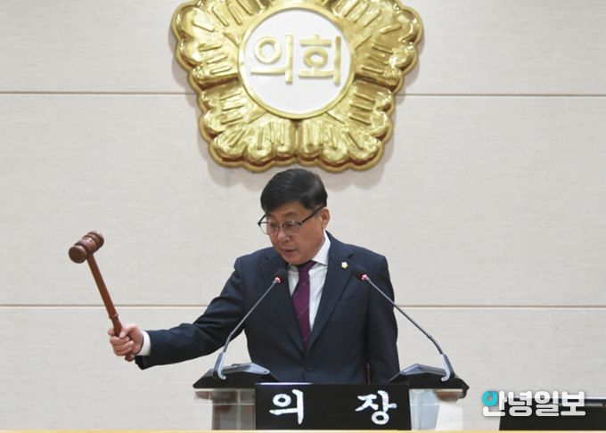 윤창철 의장이 제386회 임시회 제2차 본회의를 주재하고 있다.