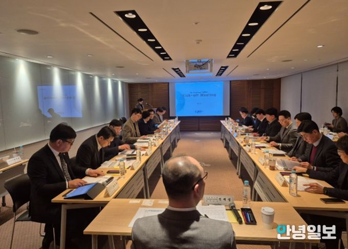화성특례시와 HL디앤아이한라 컨소시엄 관계자들이 화성~오산 고속화도로 사업 협상을 위한 킥오프 회의를 진행하고 있다