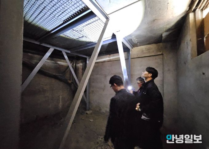 화성특례시 관계자들이 해빙기 대비 노후 건축물 구조 안전 상태를 점검하고 있다.