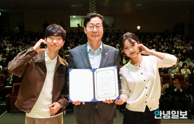 정명근 화성특례시장이 화성시장학관 신규 입사생 대표들과 함께 입사 선서문을 들고 기념촬영을 하고 있다.