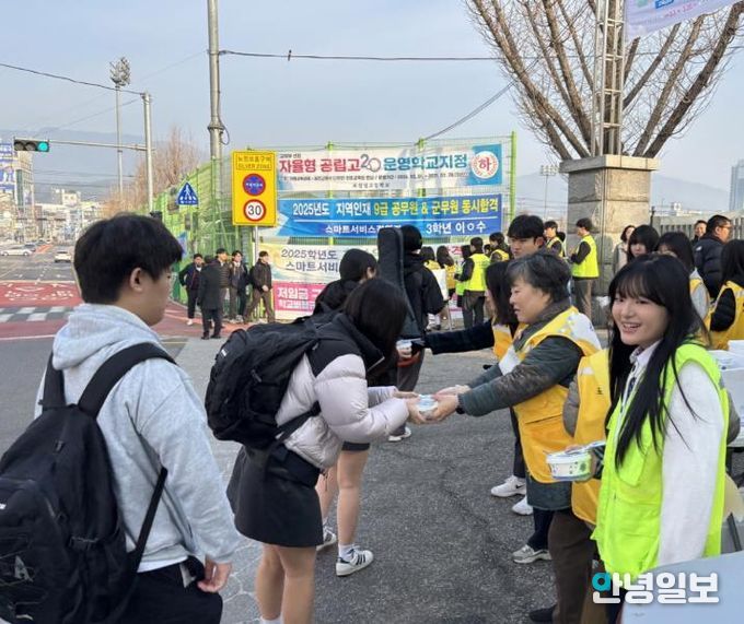 포천시 군내면 청소년지도협의회, ‘든든한 컵밥·폭력 없는 학교’ 등굣길 나눔 캠페인 실시