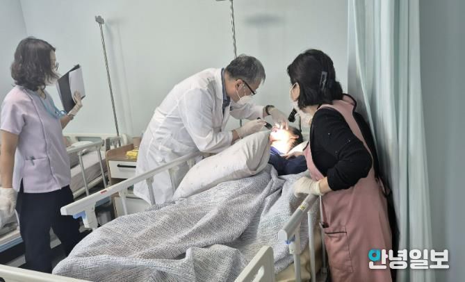 과천시가 시립요양원 입소자를 대상으로 구강검진을 하는 모습