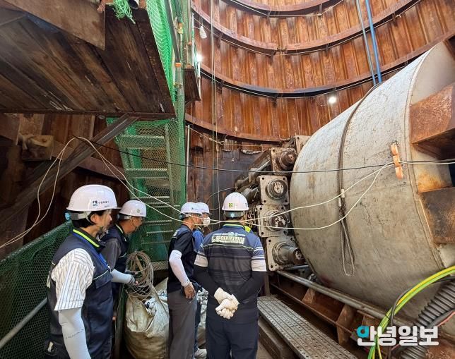 노동안전지킴이가 산업현장에서 안전시설 상태 등을 점검하고 있다.