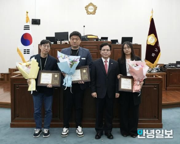 금광연 하남시의회 의장이 지난 3월 16일 제346회 임시회 제1차 본회의에서 ‘2026년 1분기 우수공무원’ 3명을 표창하고 기념사진을 찍고 있다. (사진_하남시의회 제공)