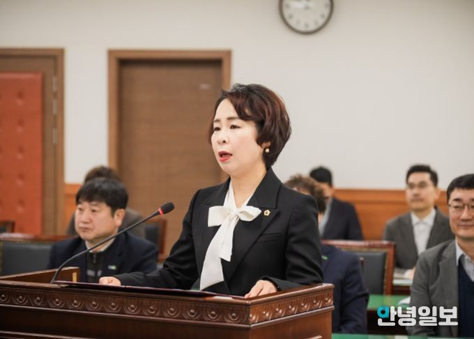 남양주시의회 318회 임시회 자치행정위원회에서 정현미 의원이 조례를 대표발의하고 있다.