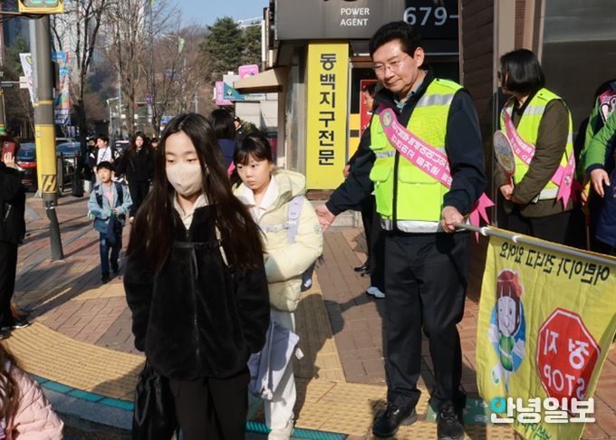 이상일 용인특례시장이 23일 기흥구 동막초등학교 앞에서 교통지도봉사를 하고 있다