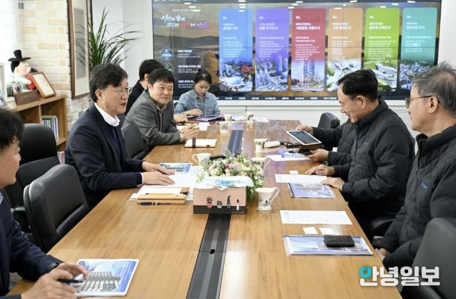 이민근 안산시장이 24일 안산시청에서 (주)스톰테크와 제2공장 신축 투자관련 간담회를 진행하고 있다.