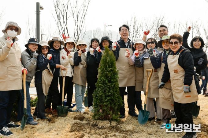 정명근 화성특례시장이 시민들과 함께 기념 식수 후 기념촬영을 하고 있다.