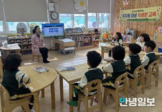 ‘내가 지구를 사랑하는 방법’그림책 동화책에 대해 이야기나누고 있다.