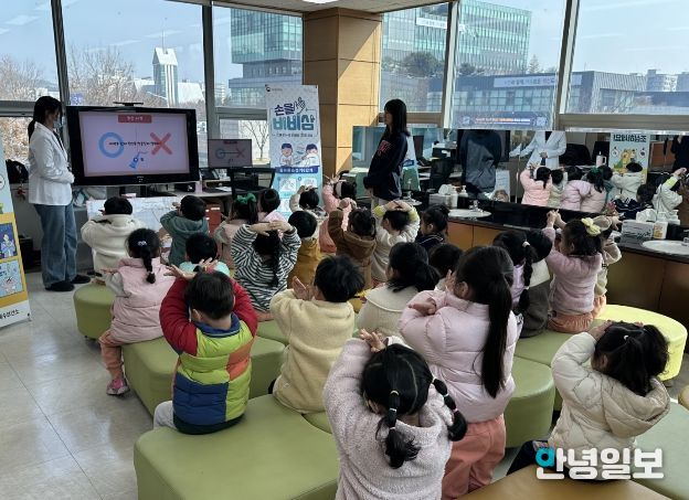 미취학 아동들이 25일 상록수보건소 구강보건실에서 '이튼튼구강건강교실'에 참여하고 있다.