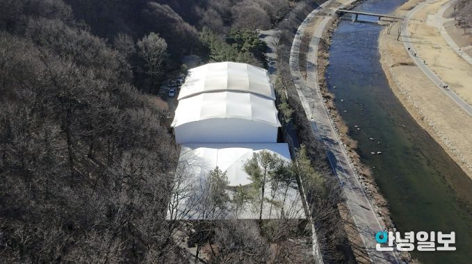 성남시 구미동 구미공원 내 게이트볼장(앞쪽)과 배드민턴장(뒤쪽) 에 지붕이 설치돼 있다