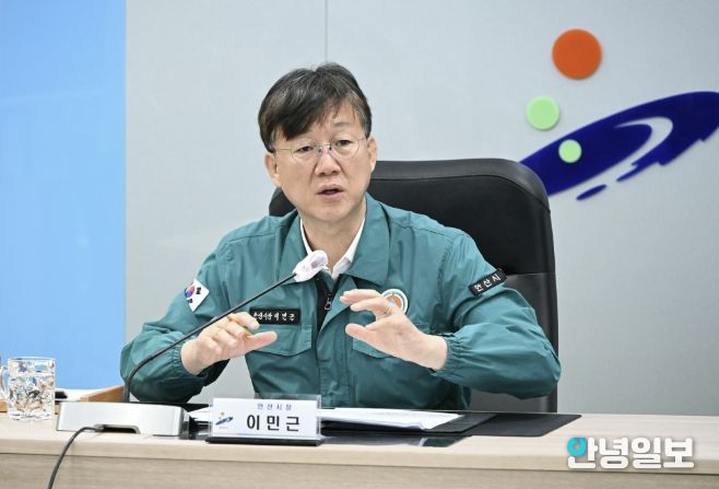 이민근 안산시장이 30일 안산시청 재난안전상황실에서 '대형화재 예방 안전점검 회의'를 주재하고 있다.