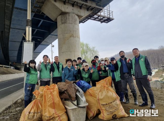 구리시 인창동 새마을협의회, 봄맞이 인창천 환경정화 실시