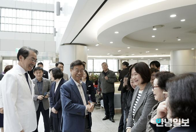 신상진 성남시장이 31일 성남시의료원을 방문해 내방 환자와 가족들을 만나 이야기 나누고 있다.