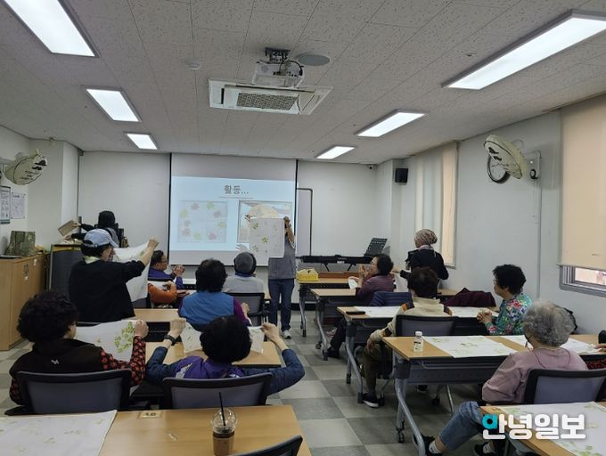 지난해 3월 황송 노인종합복지관에서 탄소중립 교육 중 하나로 봄 식물로 손수건 만들기 활동 진행 중이다.