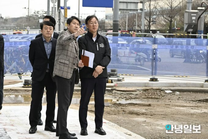 이민근 안산시장(사진 왼쪽 첫번째)이 3월 31일 중앙대로 녹도 재정비 사업 현장을 찾아 공사 진행 상황에 대한 설명을 듣고 있다.