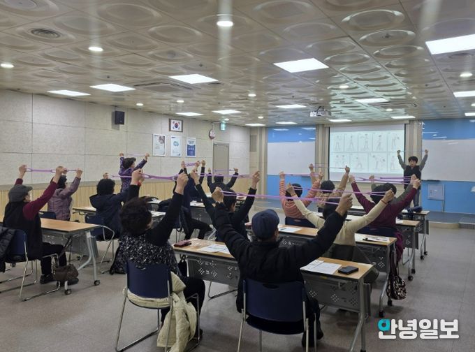 어르신들이 ‘튼튼 시니어 운동교실’에서 탄력밴드를 이용한 운동을 하고 있다.