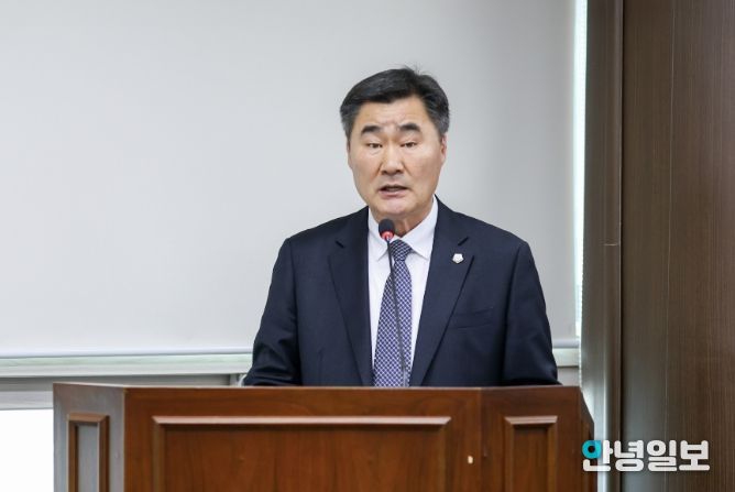 안산시의회 유재수 의원이 지난달 24일 제1상임위원실에서 열린 제302회 임시회 문화복지위원회에서 자신이 대표 발의한 ‘안산시 성인 문자해득교육 지원에 관한 조례 전부개정조례안’에 대해 설명하고 있다.