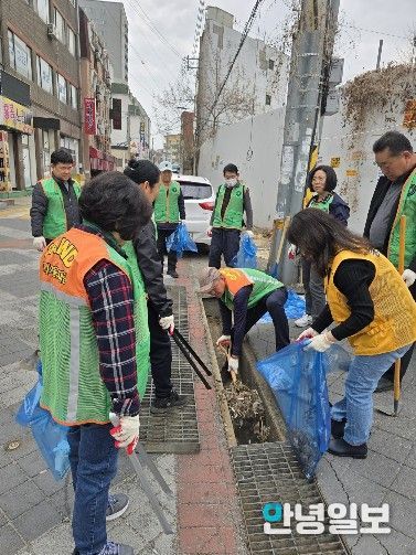 평택시 자율방재단, 호우 대비 빗물받이 집중 점검