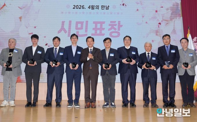 이재준 수원시장(왼쪽 5번째)이 성실납세자들과 기념촬영을 하고 있다.