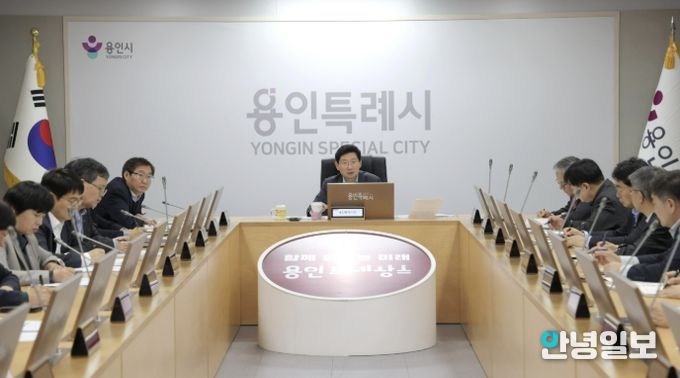 이상일 용인특례시장이 6일 시청 영상회의실에서 열린 간부공무원 회의에서 중동전쟁 장기화에 따른 위기 극복 방안을 논의하고 있다