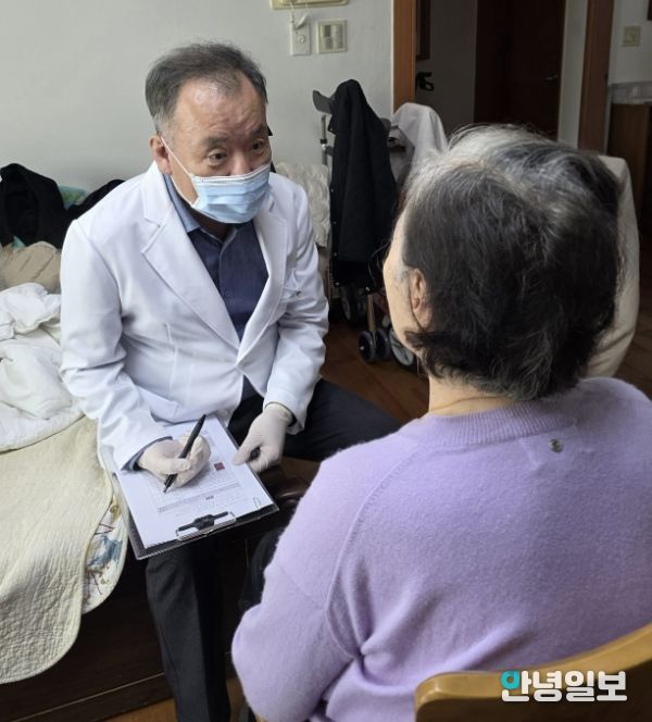 용인특례시 수지구보건소에서 거동이 어려운 어르신을 대상으로 방문관리하고 있다