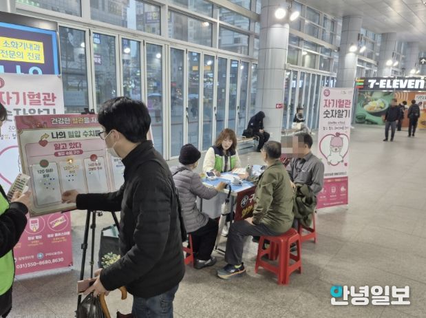 7일 퇴근 시간에 지하철 구리역 8호선 맞이방에서 혈압 측정・상담 및 인식도 행사를 운영하고 있다.