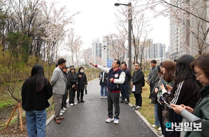 10일 오후 이현재 하남시장과 관계 부서 공무원, 감일총연합회 및 각 단지 입주자대표회의 관계자 등 시민 약 20명이 참석한 가운데 감일지구 현장점검이 진행되고 있다.