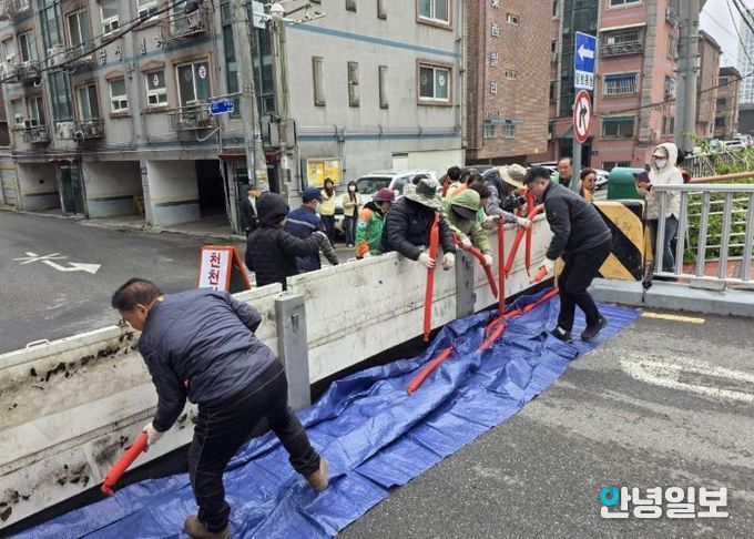 10일 집중호우에 앞서 목감천 개명교 일원에서 목감천 범람에 대비한 차수판 설치 훈련을 하고 있다.