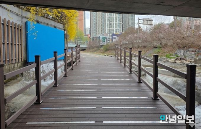 성복천 노후된 배수통문 보수 사진