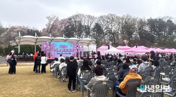 기배역사공원에서 열린 ‘제15회 기배벚꽃축제’ 개막식에서 시민들이 무대 공연을 관람하며 봄 축제를 즐기고 있다.