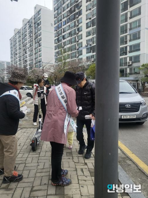 건강지도사들이 11일 성포동 일원에서 '건강마을 비만 예방 캠페인'을 하고 있다.