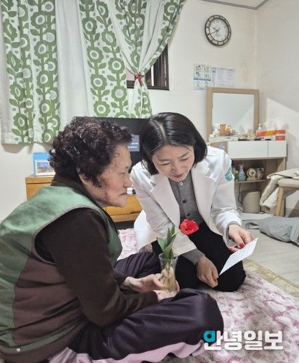 하남시 방문전담 간호사가 직접 대상 어르신 가정을 방문하여 하루 생활을 스스로 점검할 수 있는 행동 체크리스트에 대해 설명하고 있다.