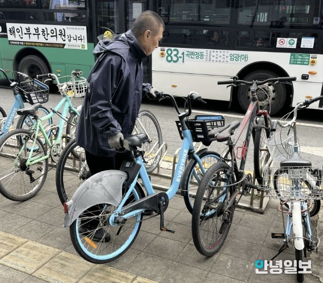 수원시 팔달구 행궁동 경기행복마을관리소, 보행환경 개선 위한 자전거·킥보드 정비 실시