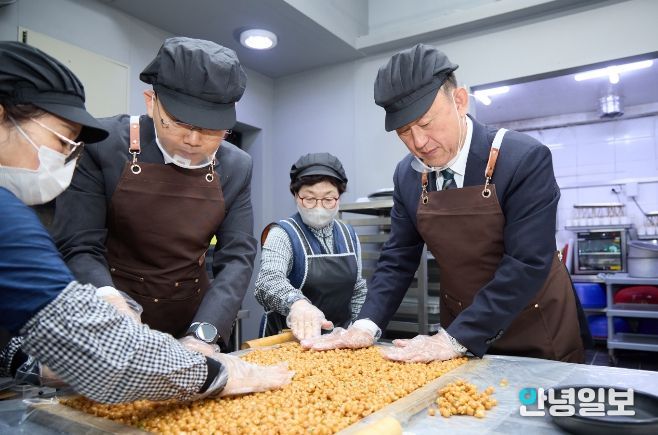 이충우 여주시장, 여주시니어클럽 공동체사업단 현장 찾아 노인일자리 참여자 격려