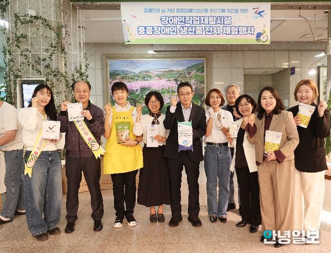 남동경 권한대행이 시설장 및 근로자들과 함께 기념 촬영을 하고 있다.
